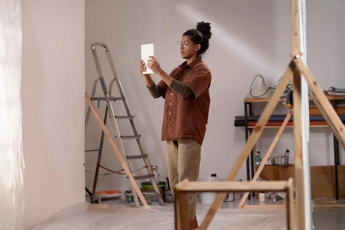 Szenenbildner bei der Arbeit in Innenräumen